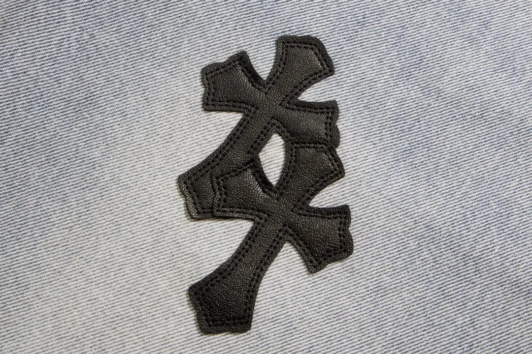 P206 [Next day] Chrome Heart Cross patch leather jeans Top heavy washing process Calf leather laser cut cross Distressed silver hardware Straight version slimming the upper body High-end quality distinguishes the market currency Color: light blue and black Size: S M L XL Detailed sizes can be found in Figure 9